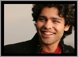 Uśmiechnięty, Adrian Grenier